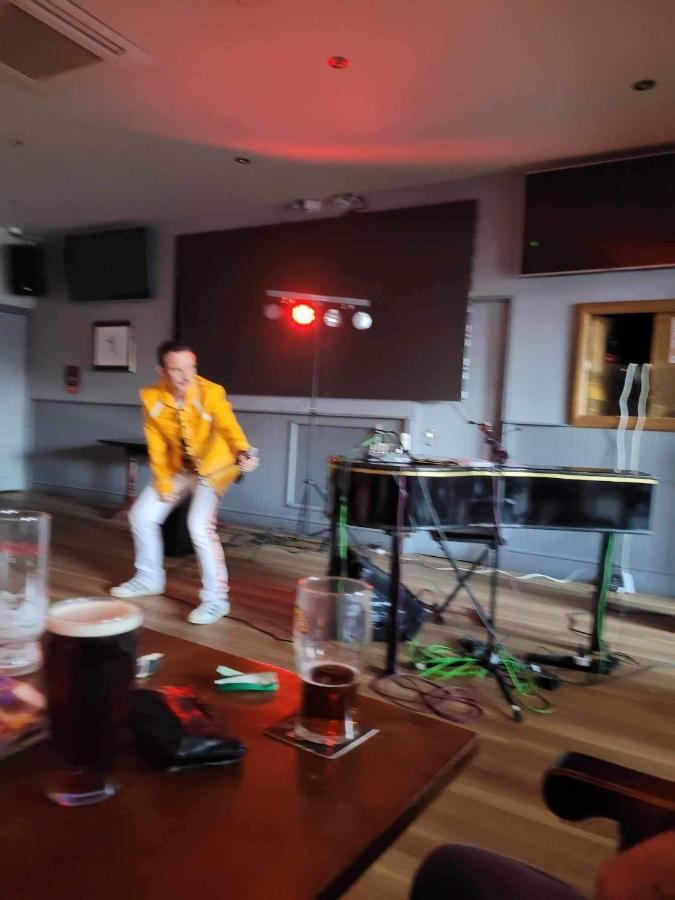 The Albert Hotel & Sports Bar Кингстън ъпон Хъл Екстериор снимка